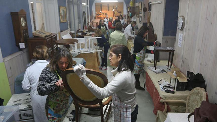 Restauración de muebles en una tienda de Málaga, en una foto de archivo.