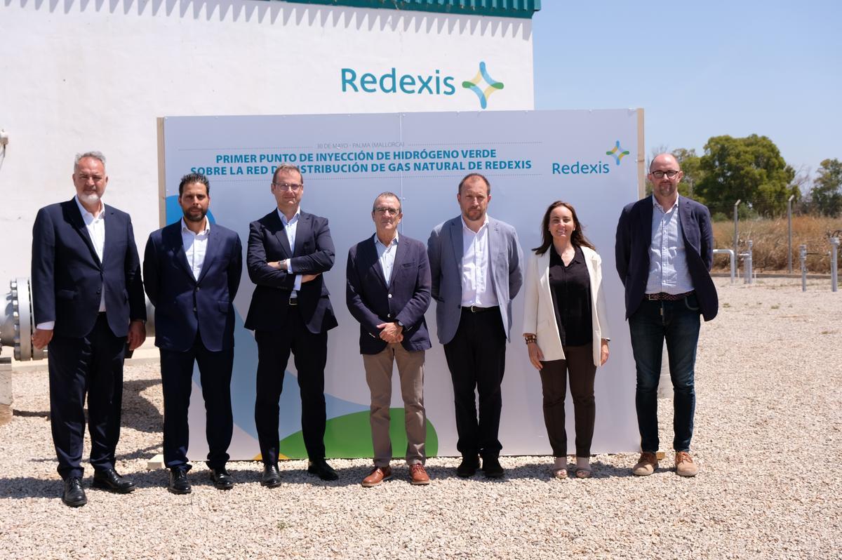 El conseller Juan Pedro Yllanes, con los directivos de Redexis, entre ellos, Fidel López Soria, CEO de Redexis; Miguel Mayrata, director de Diversificación de Negocio, y Hernando Rayo , director regional en Baleares