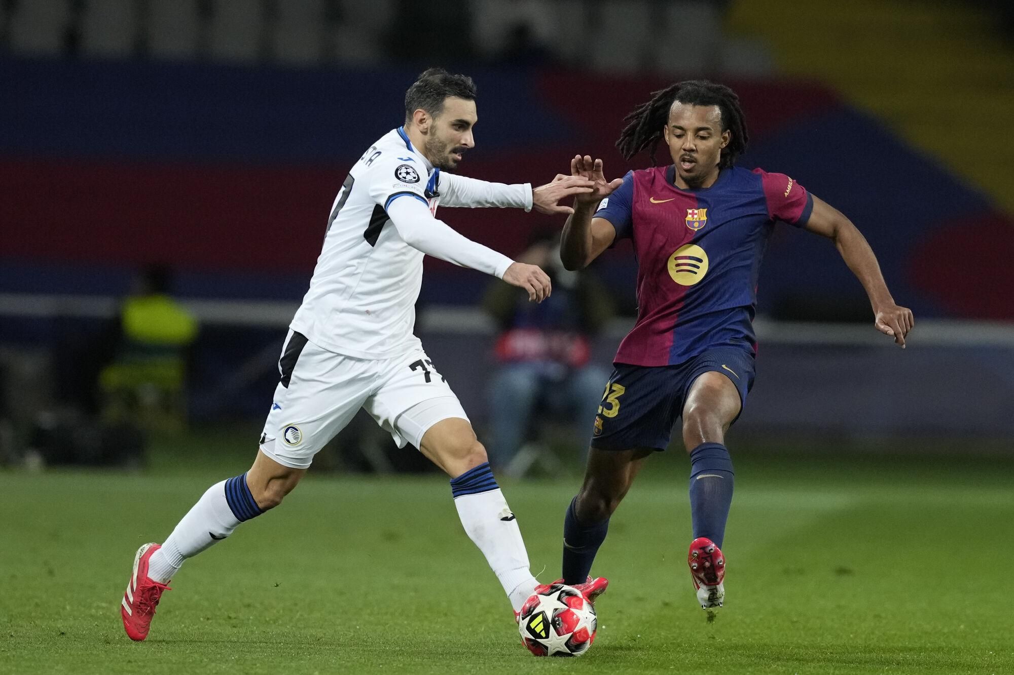 FC Barcelona's Jules Kounde (R) in action against Atalanta's Davide Zappacosta (L) during the UEFA Champions League soccer match between FC Barcelona and Atalanta BC, in Barcelona, Spain, 29 January 2025. EFE/ Enric Fontcuberta