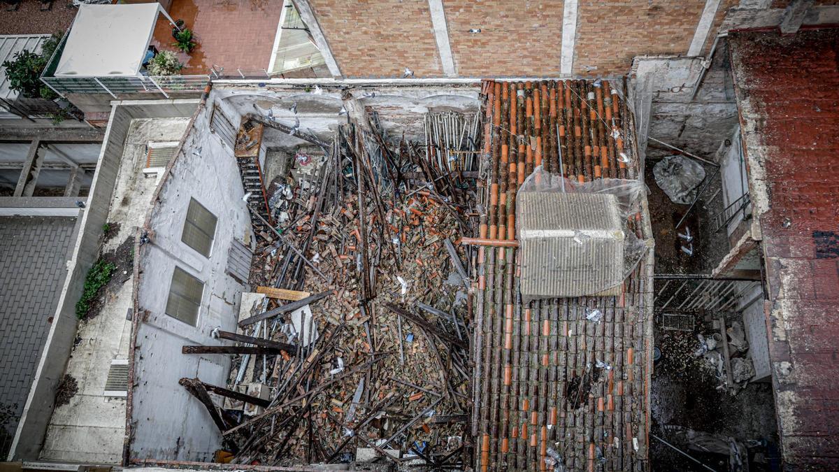 El techo derrumbado de la casa de la calle Piquer invadida por las palomas, en Barcelona.