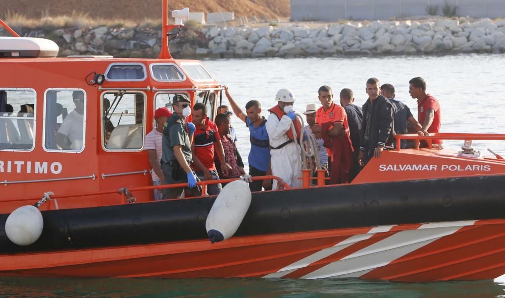 Llega a Tabarca un centenar de inmigrantes en cuatro pateras