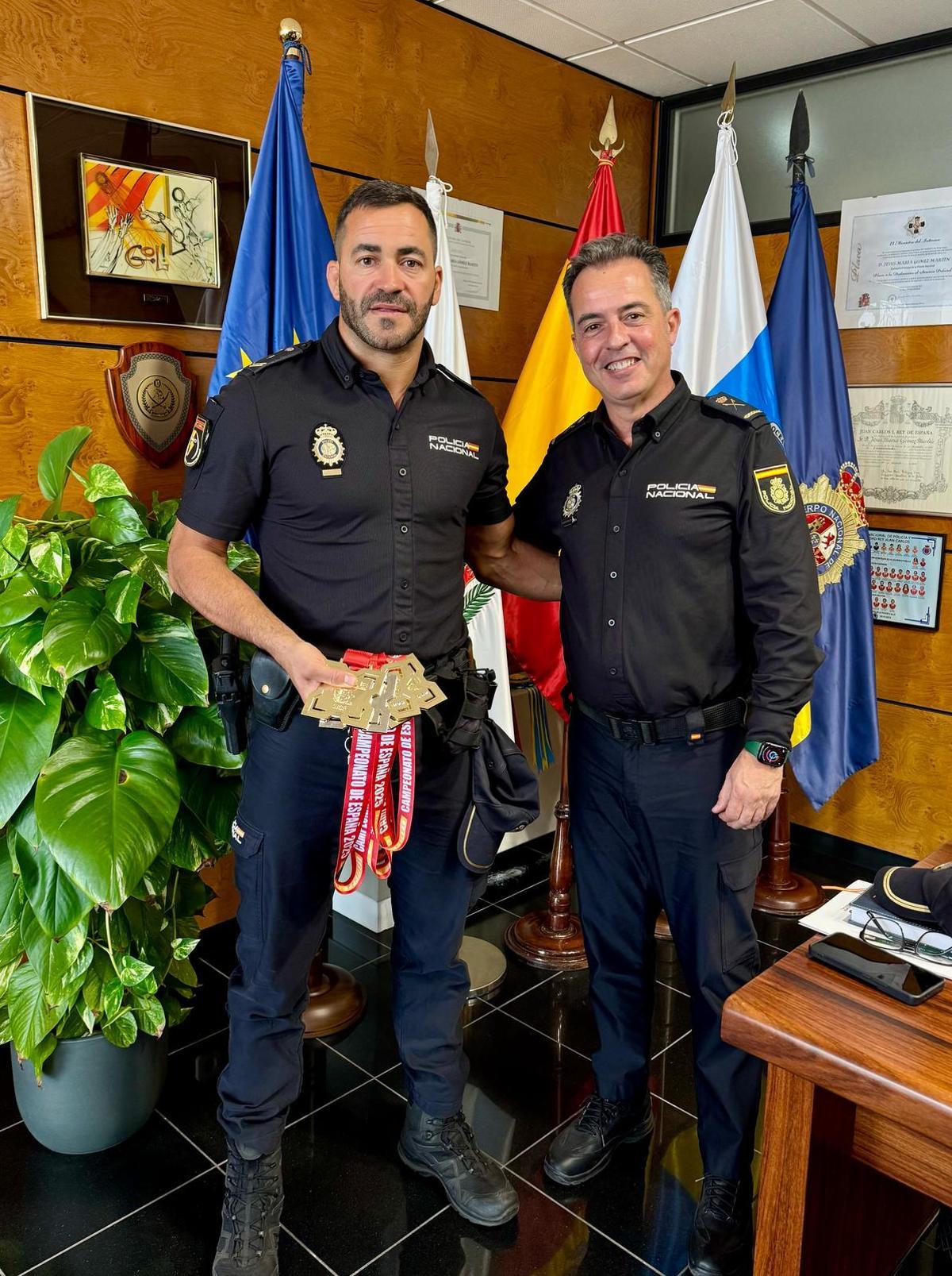 Juan Alberto Rodríguez junto al jef superior de la Policía en Canarias, Jesús María Gómez Martín