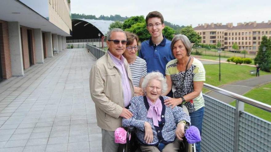 José Antonio Cueto, María José Noval, Miguel Cueto y Azucena Cueto acompañan a la centenaria Etelvina Suárez Canteli.