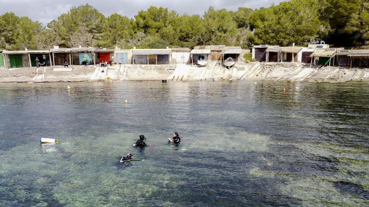 Tres submarinistes de Maltesa del Mar, preparant-se.