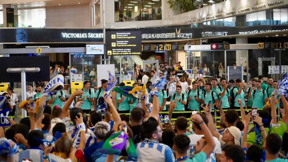 El malaguismo despide en masa a sus jugadores en el aeropuerto para la batalla final en Tarragona