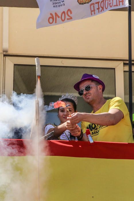 Centenares de personas llenan la Plaza de España para dar inicio a los festejos patronales en honor a la Virgen del Carmen.