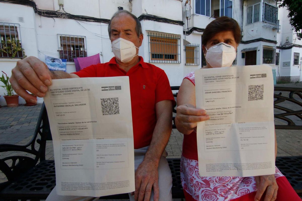 Salvador y Francisca ya tienen el certificado de vacunación, que han obtenido en su centro de salud.