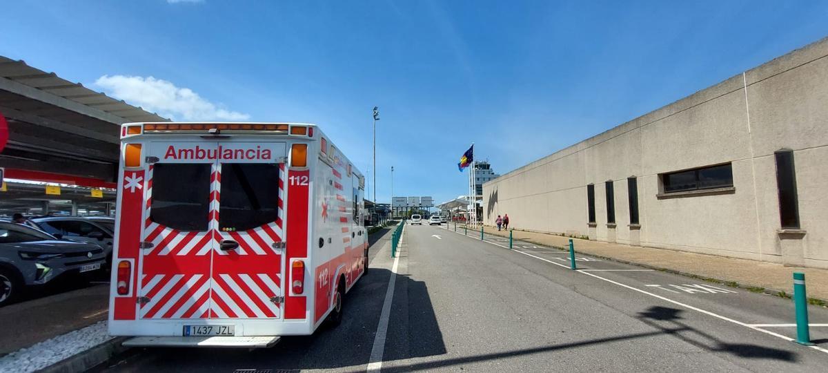 La ambulancia, en el aeropuerto de Asturias.