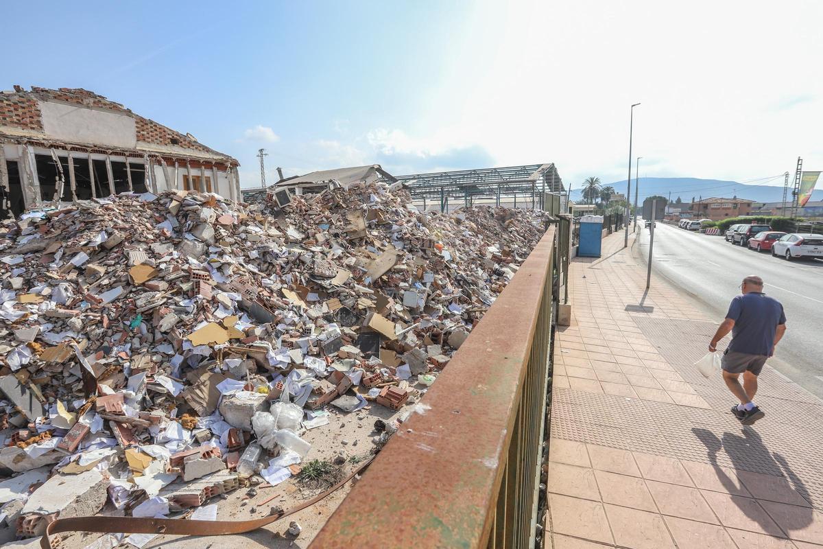Derribo de las naves que presentaban peligro de ruina en los terrenos en los que ya está previsto una gran superficie
