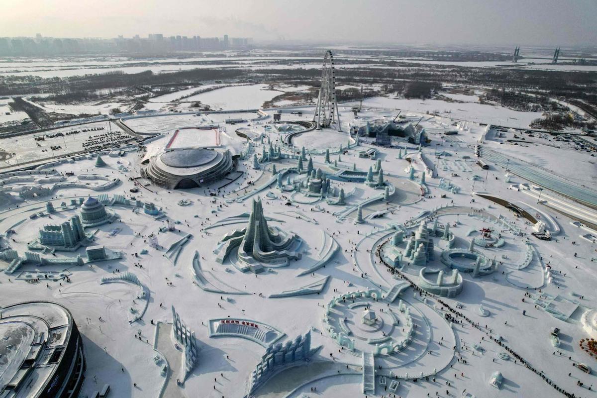 Esculturas y castillos de nieve en festivales de hielo de Moscú y  Heilongjiang, en el norte de China