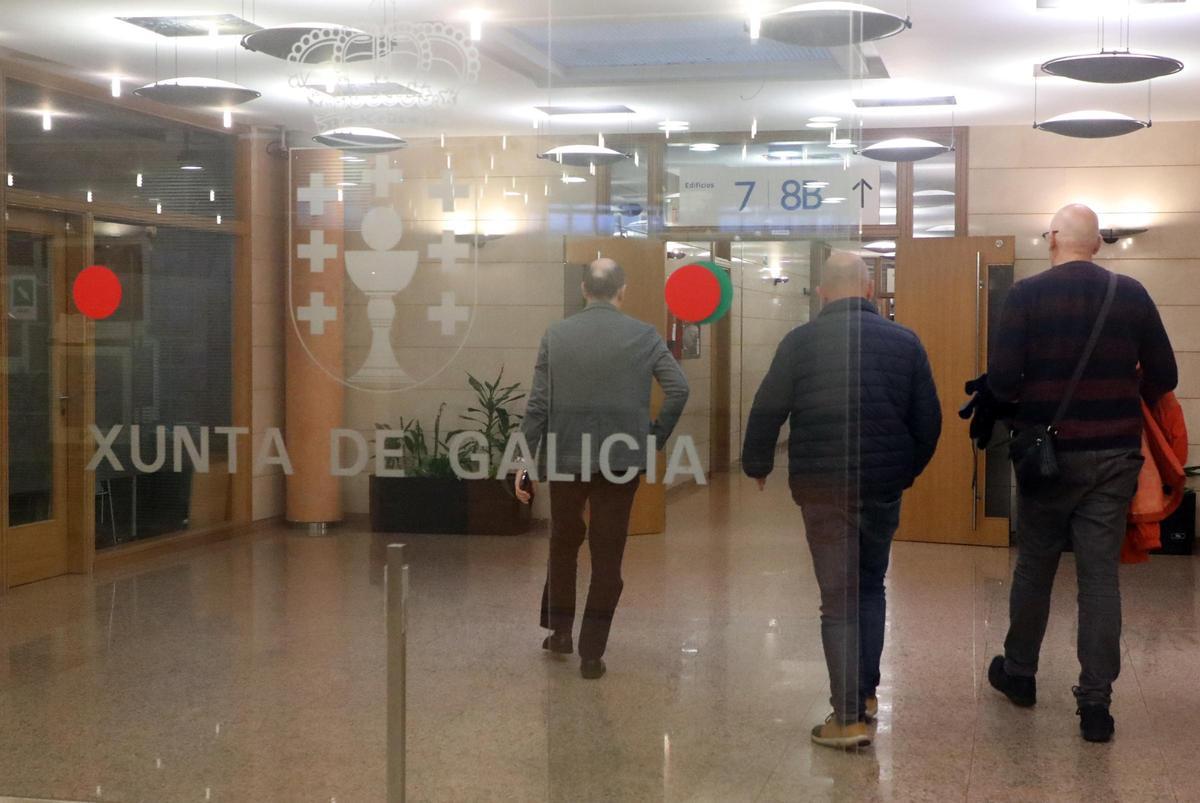 Personas accediendo a la sede de la Xunta de Galicia, en San Caetano.