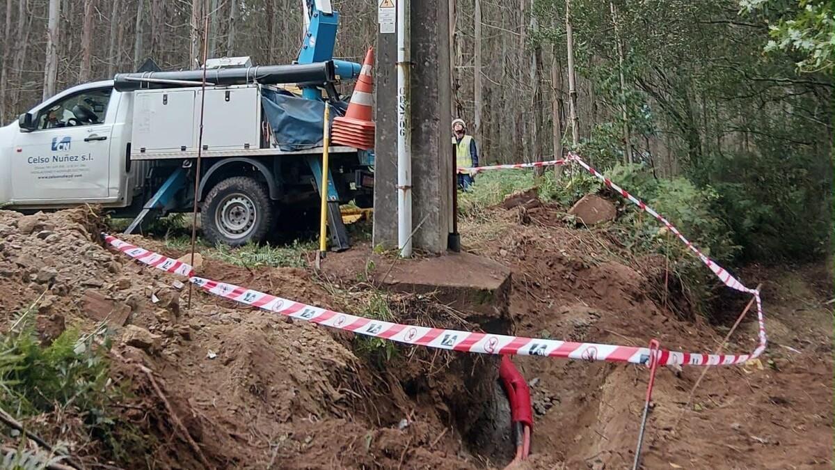 Reparación del cableado a pie de un poste de conducción eléctrica