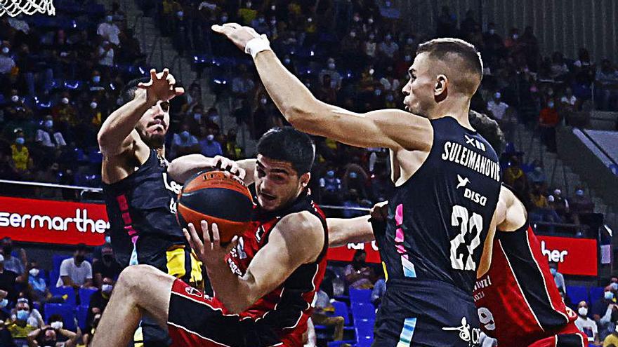 Sergio Rodríguez y Suleijmanovic defienden a Javi García.