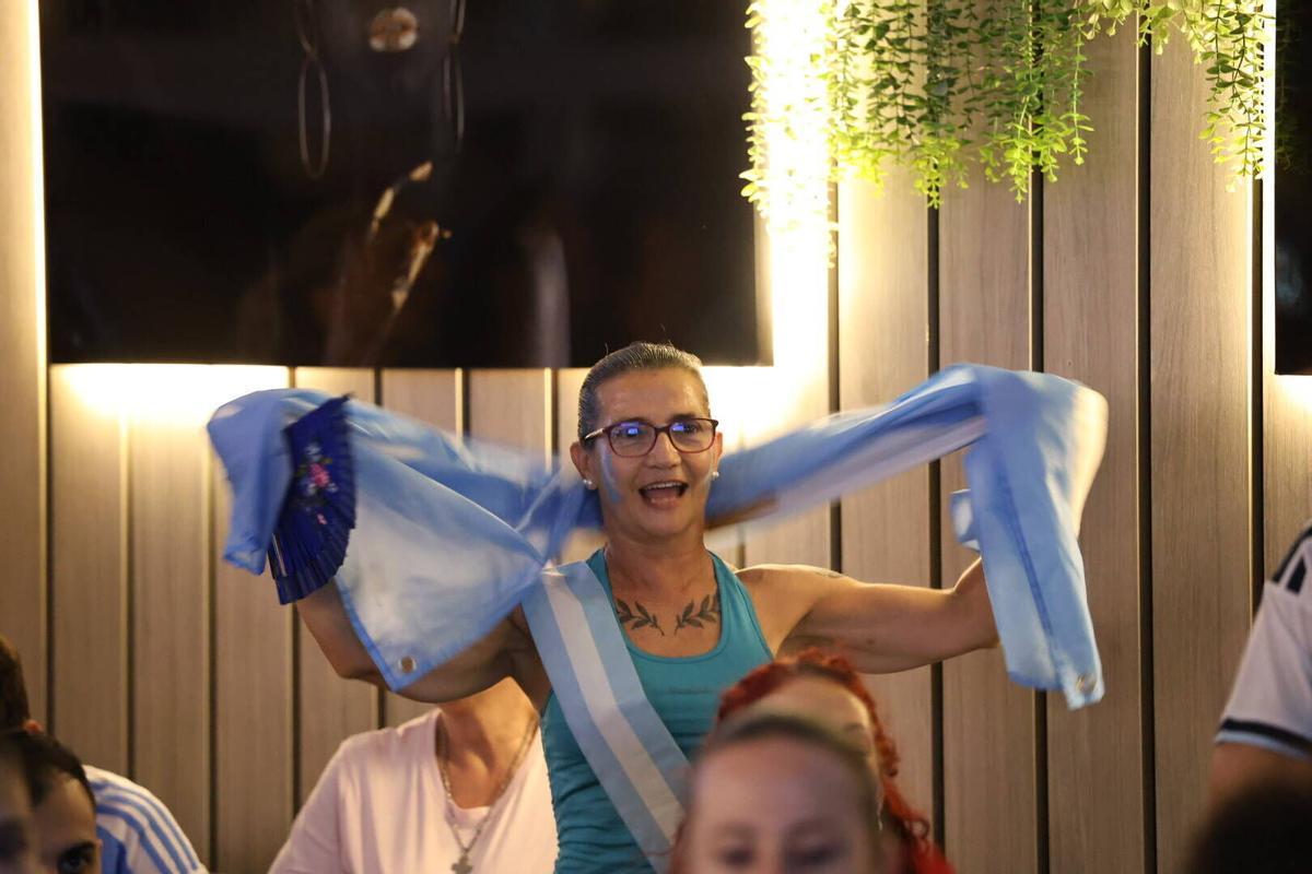 Los aficionados argentinos en Córdoba vibran con su equipo en la final del Mundial 2026