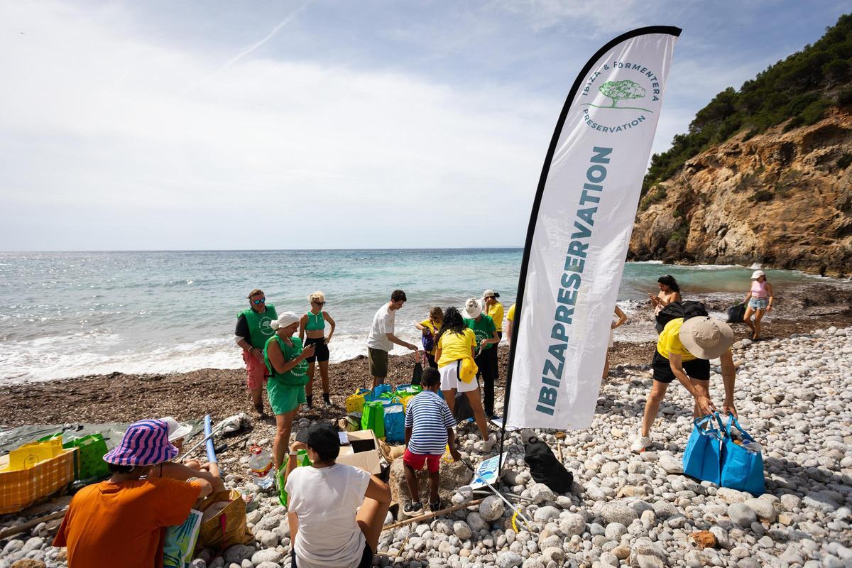Imágenes de la limpieza organizada por IbizaPreservation en cala d'en Serra
