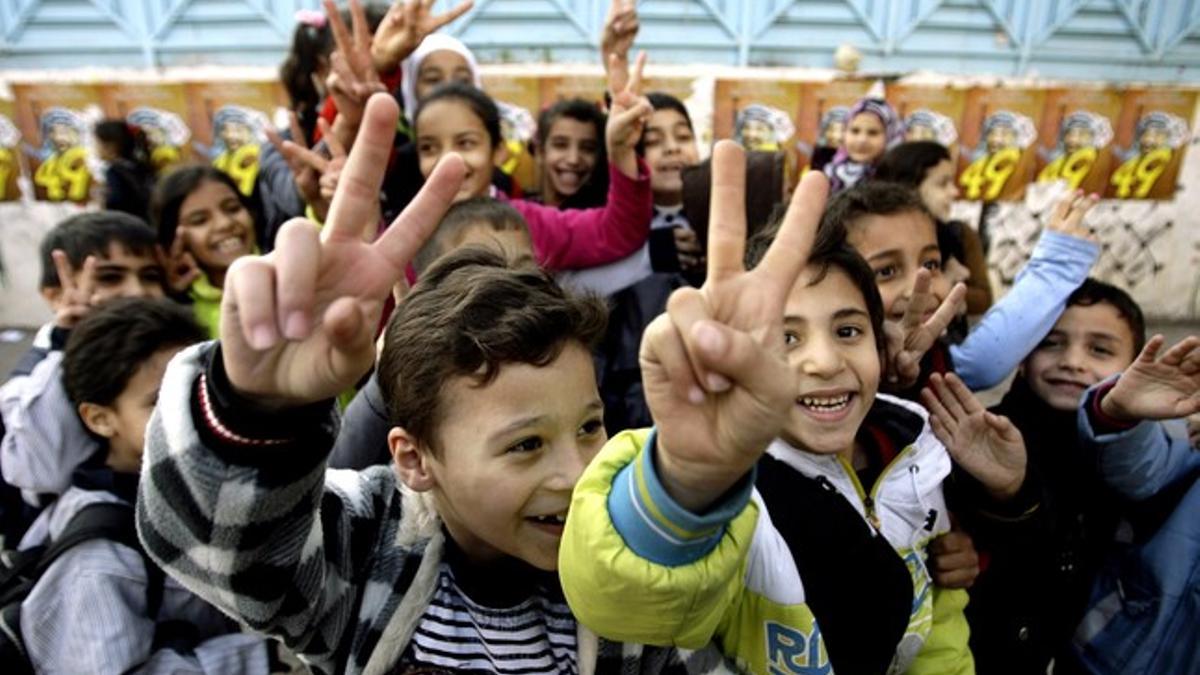 Niños palestinos del campo de refugiados de Ain el Helu, al sur del Líbano, a las afueras de la ciudad de Sidón, celebran la muerte de Sharon, este sábado.