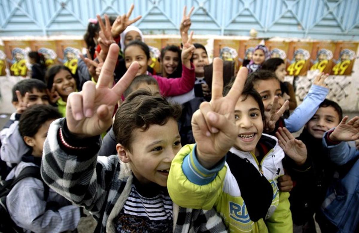 Nens palestins del camp de refugiats d’Ain al-Helu, al sud del Líban, als afores de la ciutat de Sidó, celebren la mort de Sharon, aquest dissabte.