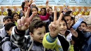 Niños palestinos del campo de refugiados de Ain el Helu, al sur del Líbano, a las afueras de la ciudad de Sidón, celebran la muerte de Sharon, este sábado.