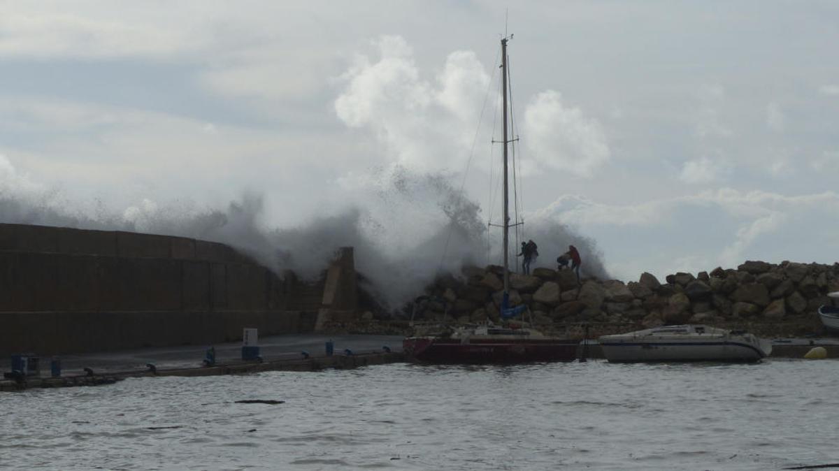 Una ola golpea a turistas que hacían fotos del temporal en Calp