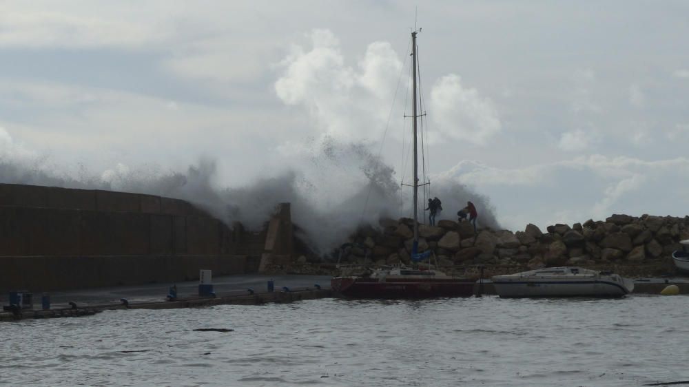 Una ola golpea a turistas que hacían fotos del temporal en Calp