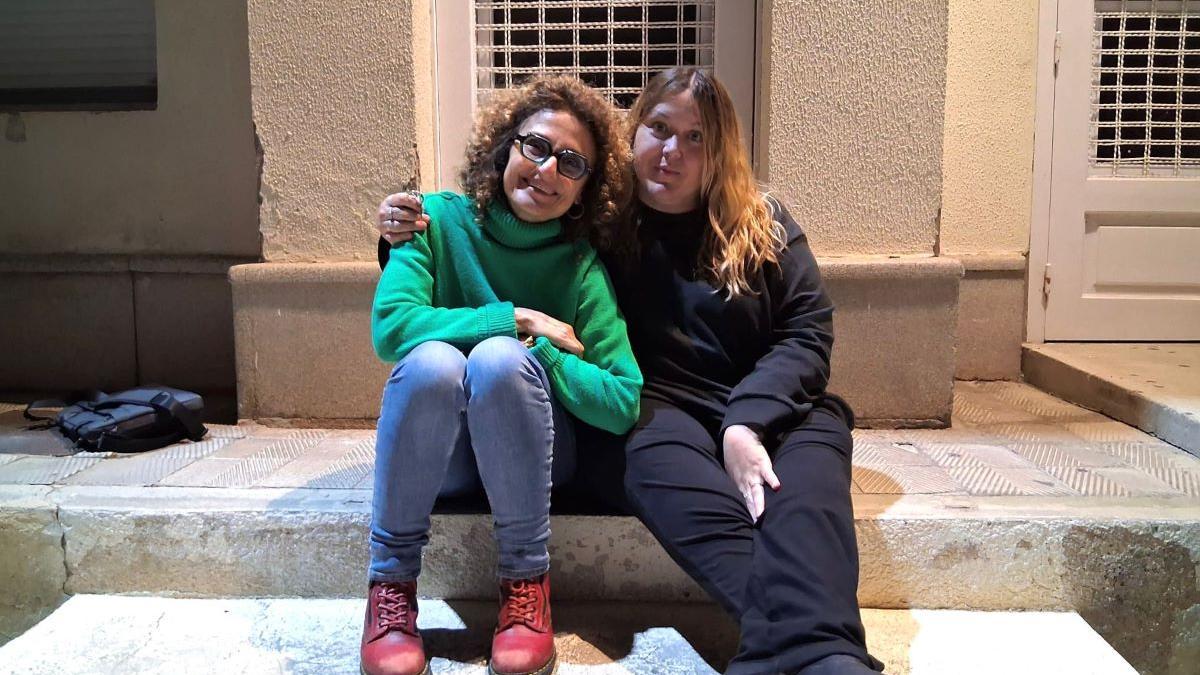 D’esquerra a dreta, Beti Espanyol i Mariona Bosch, davant la Cate de Figueres on es representa l’obra el 23.