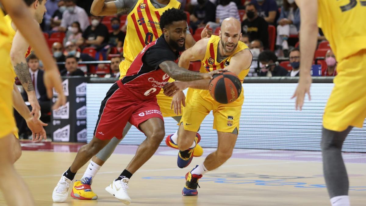 Bone y Calathes pelean por el balón.