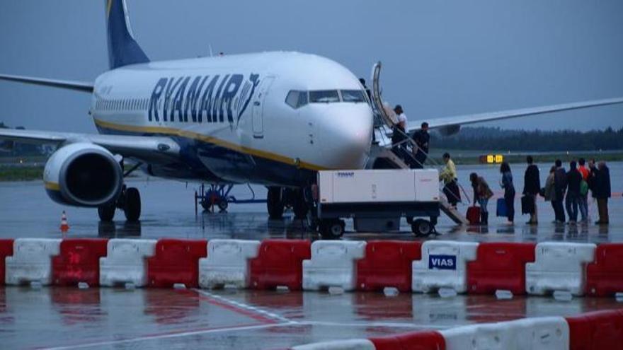 Un avión de Ryanair en el aeropuerto de Asturias.