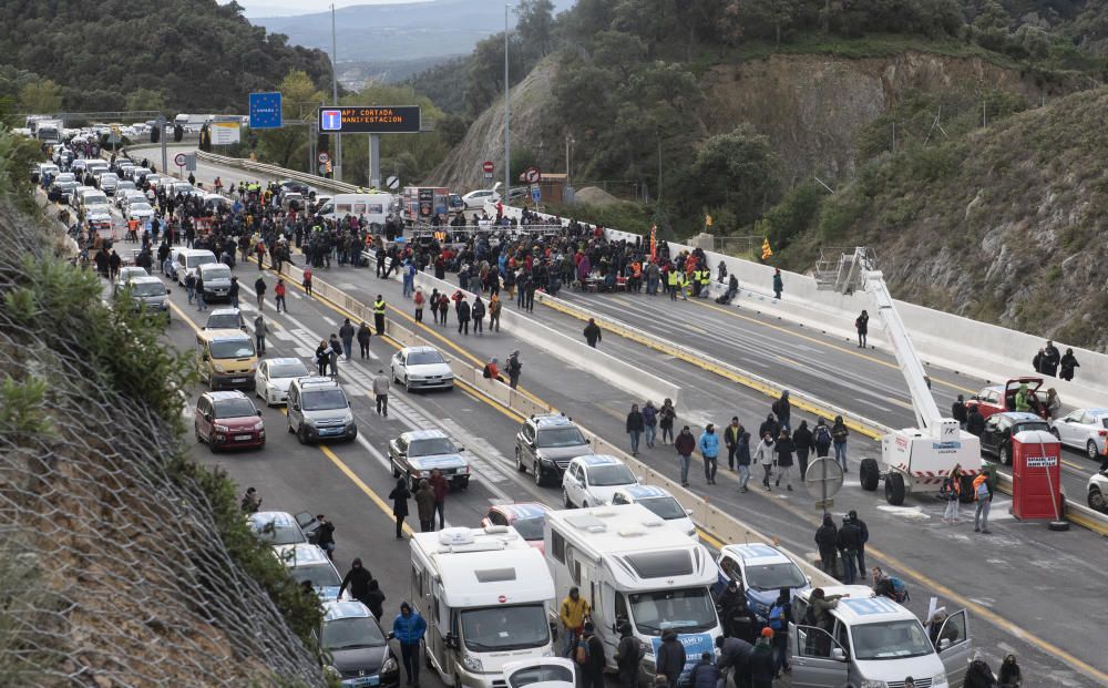 Una acció del Tsunami Democràtic talla l'AP-7 a la Jonquera