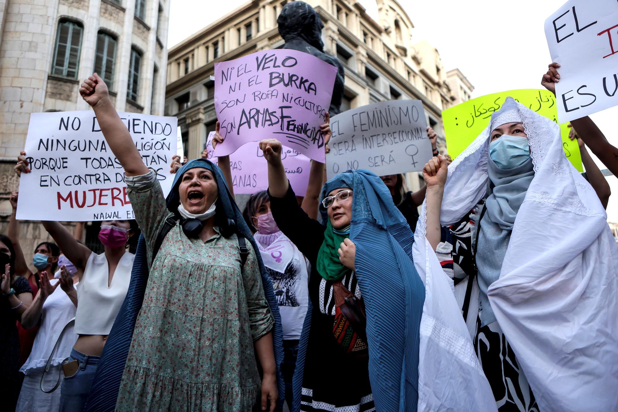 Mujeres afganas residentes en Barcelona reclaman una respuesta internacional tras la victoria de los talibanes.