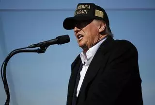 Trump cierra su campaña electoral arremetiendo contra los migrantes: "Son invasiones militares sin uniformes"