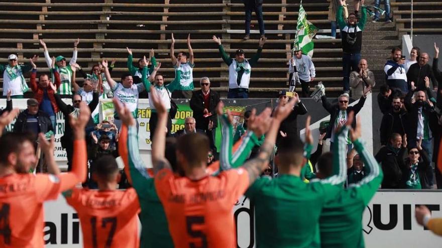 Jugadores del Córdoba celebran con aficionados en el estadio de la Balompédica Linense.