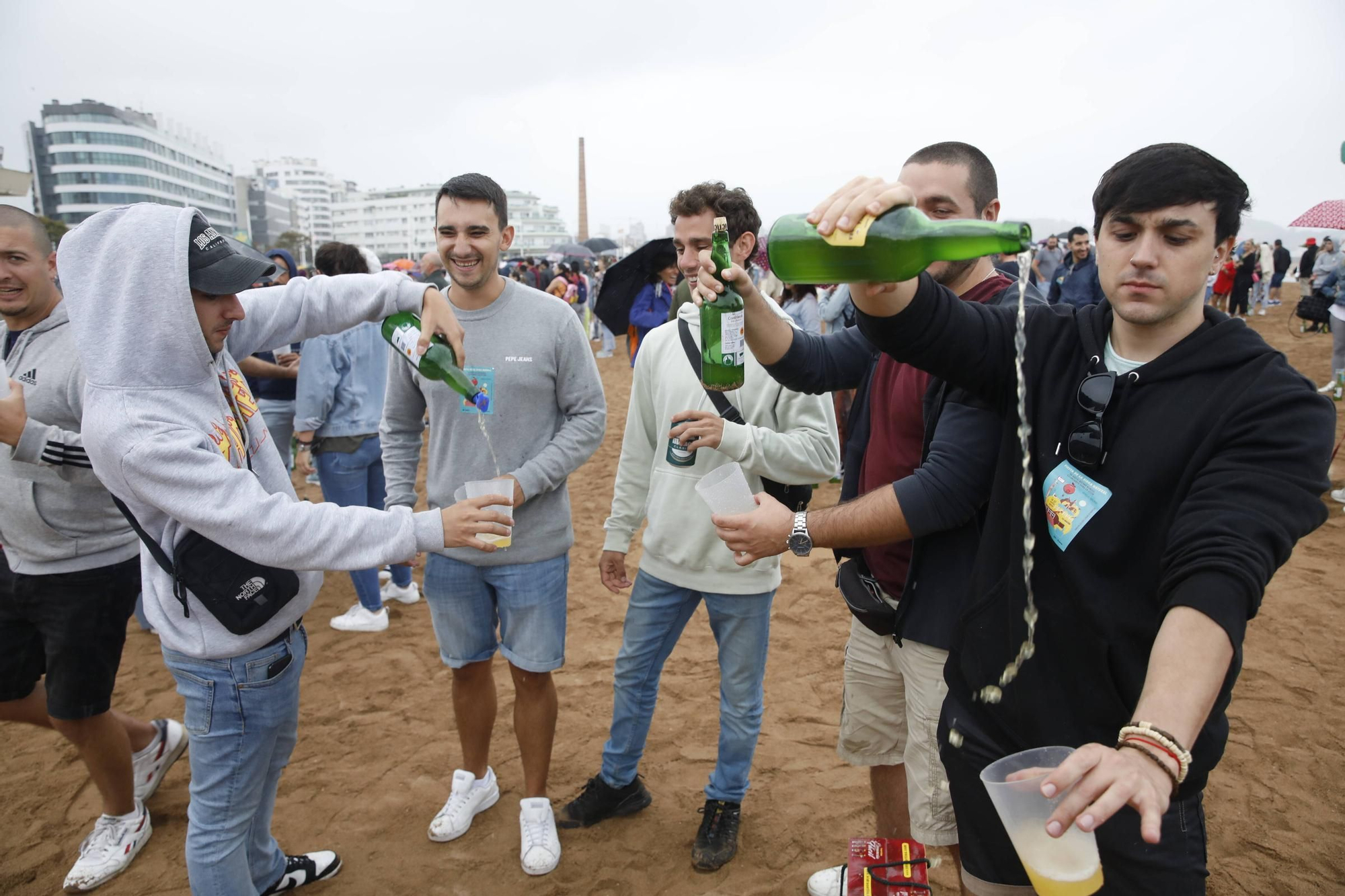 Así fue la cita para batir el récord de escanciado simultáneo en Gijón