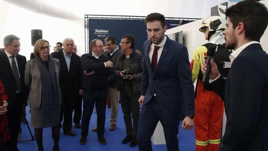 La alcaldesa, Mariví Monteserín, y el presidente del Puerto, Santiago Rodríguez Vega, ayer, en la inauguración de la muestra de Telefónica.