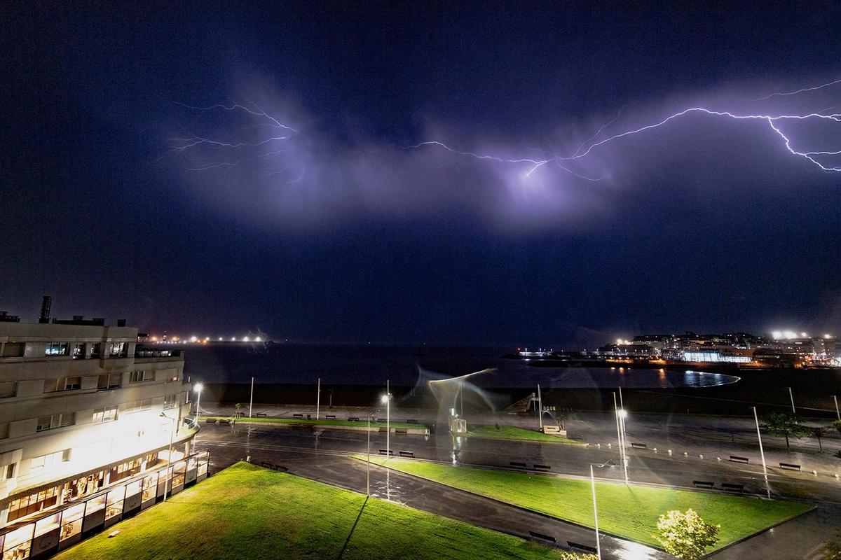 Las impresionanes imágenes de la tormenta eléctrica en Poniente, Gijón