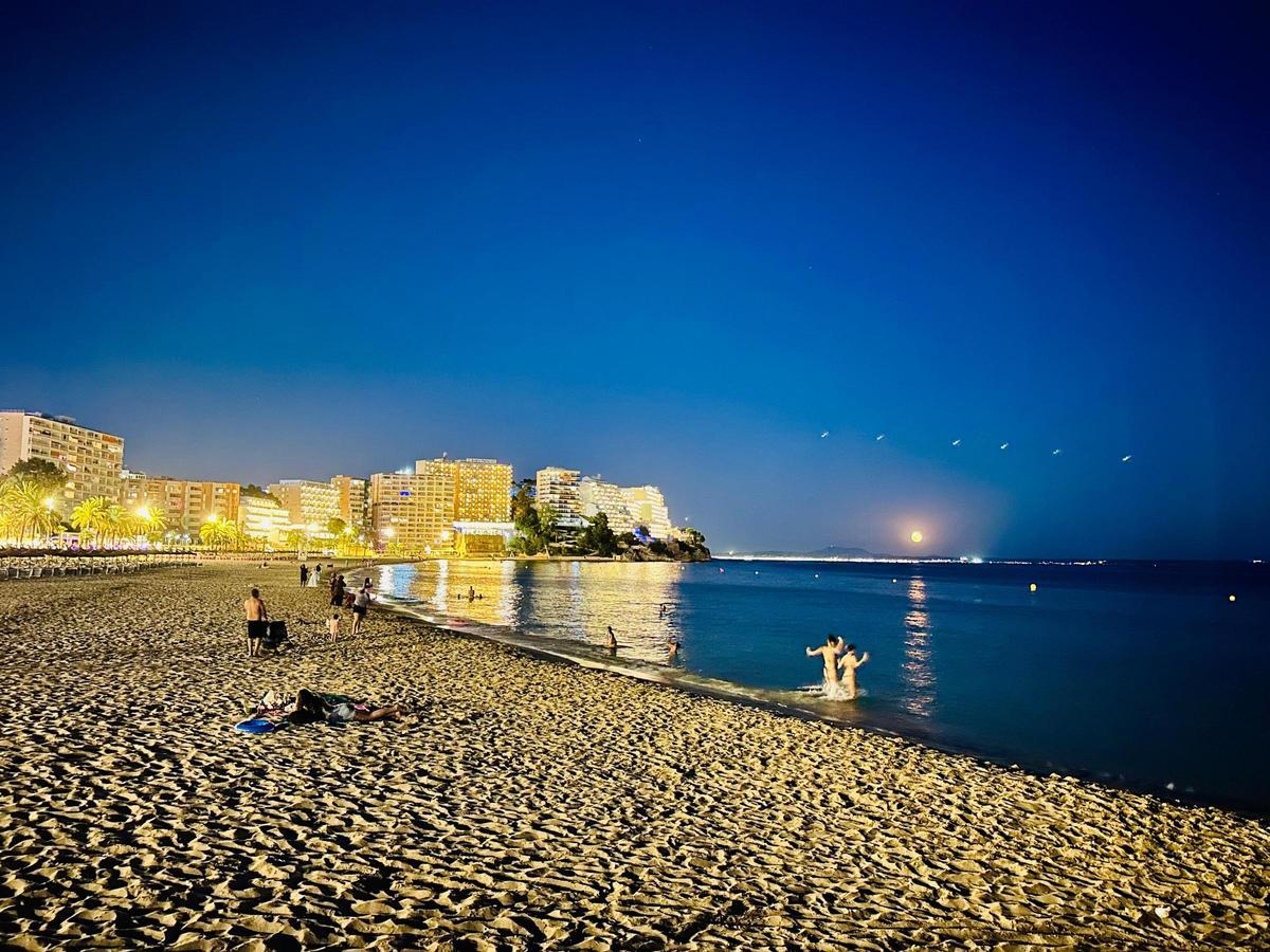 Die Temperaturen aktuell eignen sich noch gut für ein nächtliches Bad im Meer.