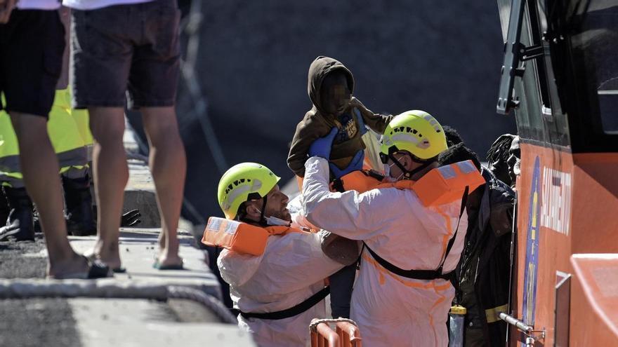 Muere un bebé y rescatan a 139 migrantes a la deriva frente a Senegal