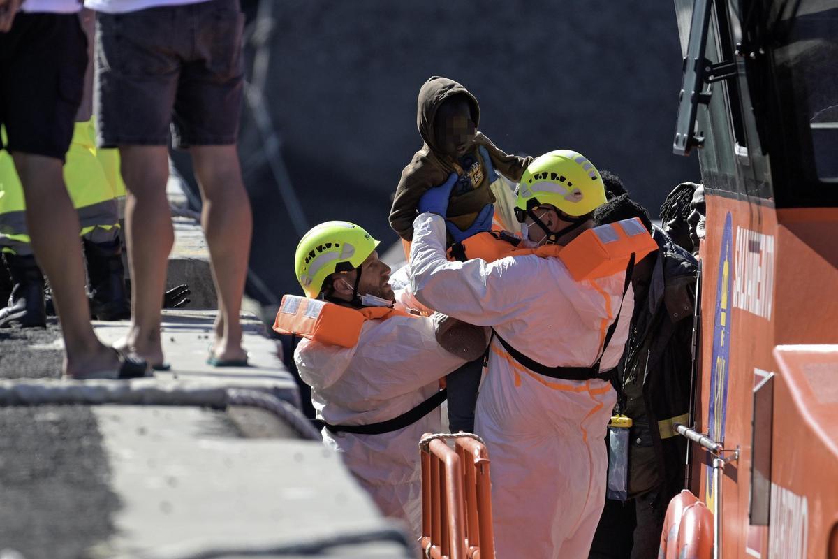 Un menor tras su llegada en cayuco a la isla de El Hierro.