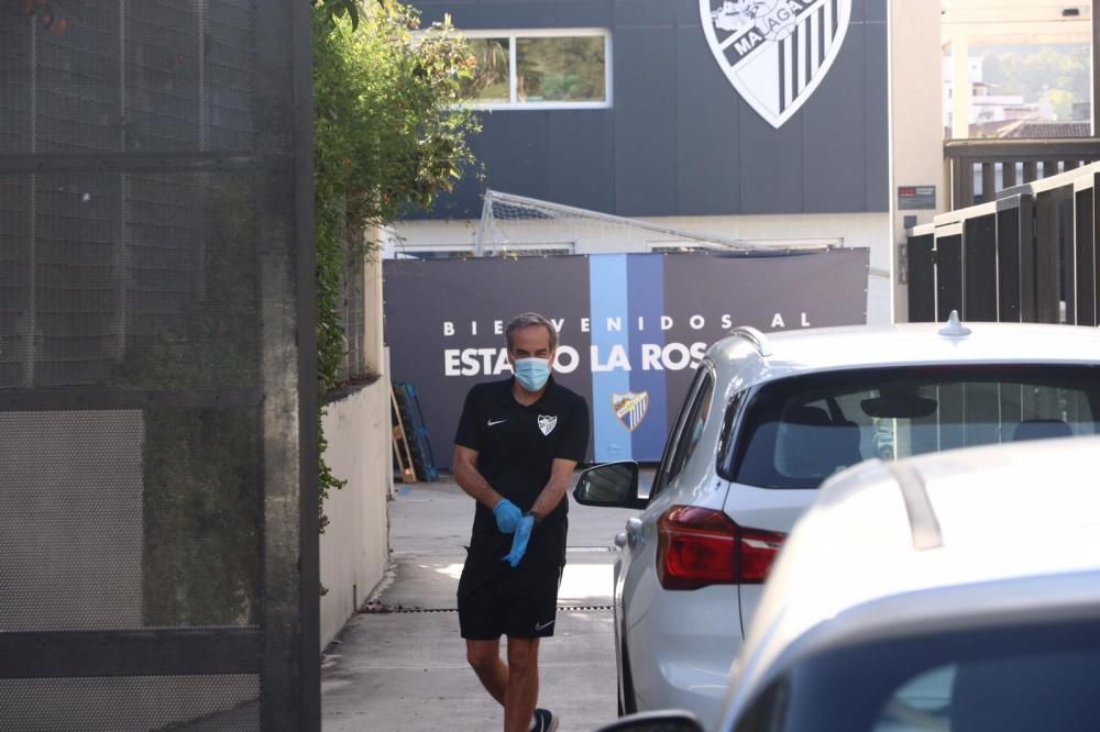 Desde las 9h de la mañana, jugadores, cuerpo técnico y personal del Málaga CF han ido pasando por el estadio de La Rosaleda para someterse a las pruebas de detección del Covid-19.