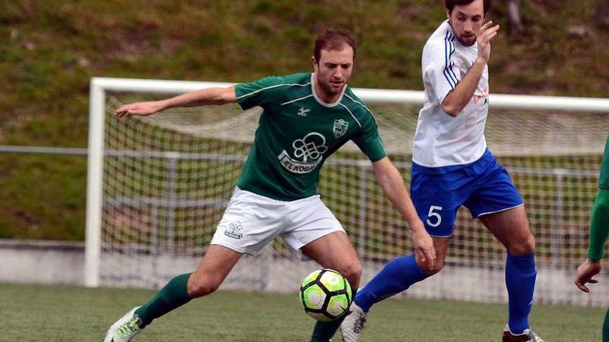 Una jugada del partido de ayer en O Carrasco entre el Marcón y el Campo Lameiro. // Rafa Vázquez