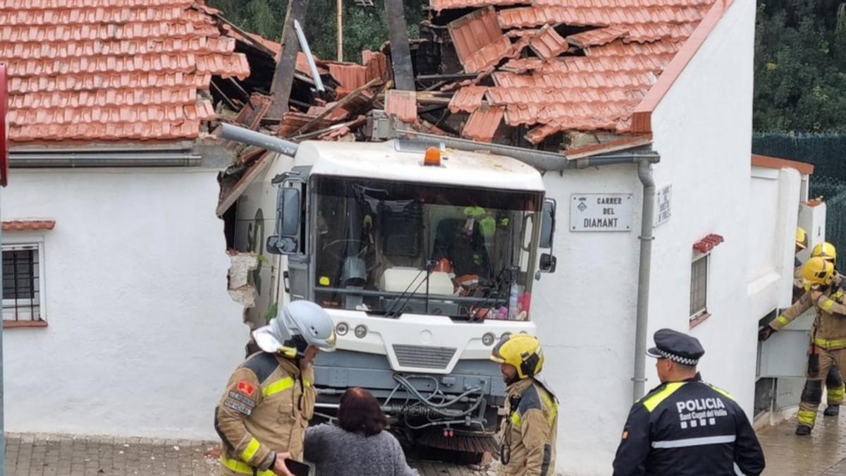 Vehicle de la neteja encastat contra una casa a Sant Cugat del Vallès