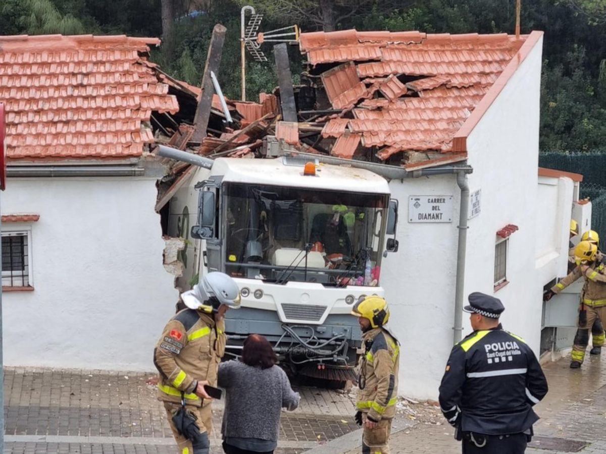 Un vehicle de neteja travessa una casa a Sant Cugat Un vehicle de neteja travessa una casa a Sant Cugat
