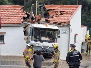 Un vehicle de neteja travessa una casa a Sant Cugat