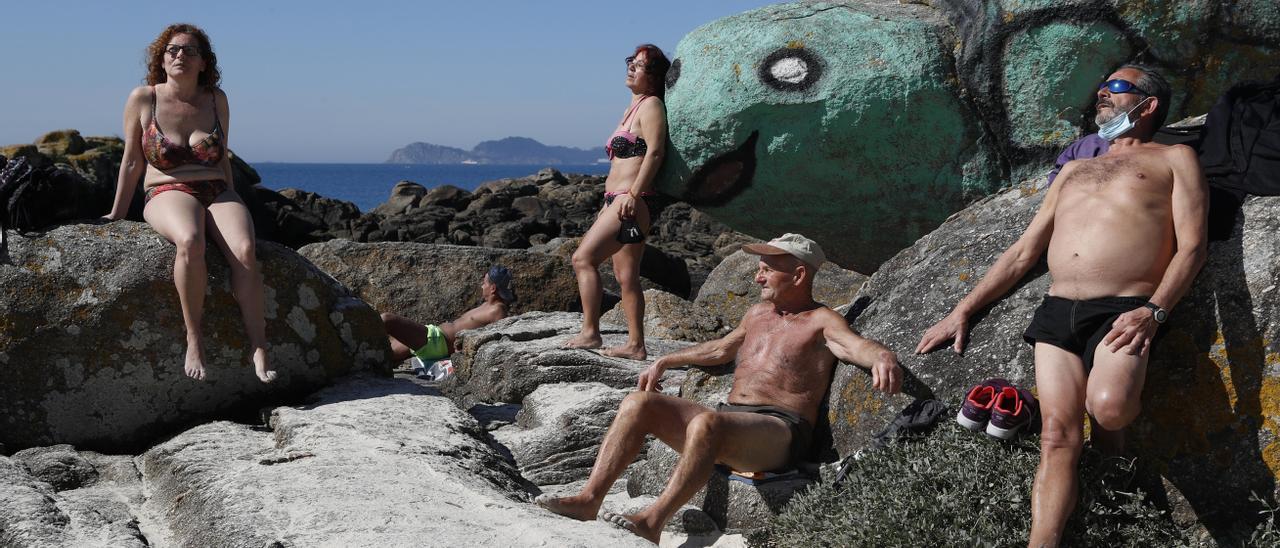 Bañistas en Samil aprovechando los primeros días de buen tiempo.