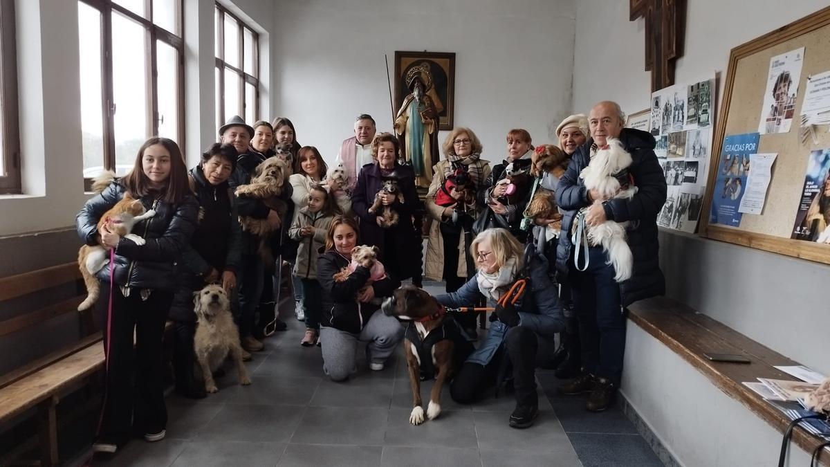 Los vecinos de Posada de Llanes junto a sus mascotas y el Párroco Aurelio Burgos durante la bendición por San Antón