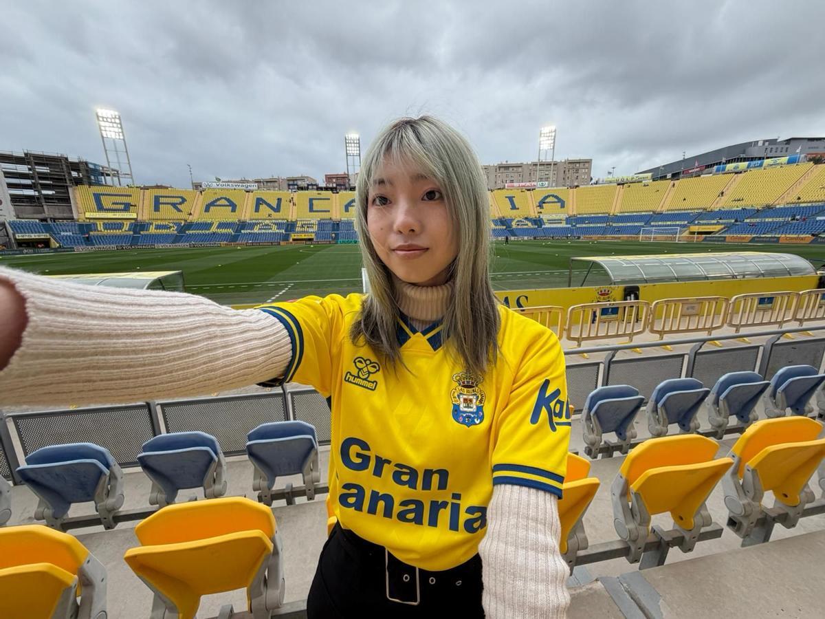 Yamaguchi Kanon posa con la camiseta de la UD Las Palmas en la previa del duelo ante el Ceuta.