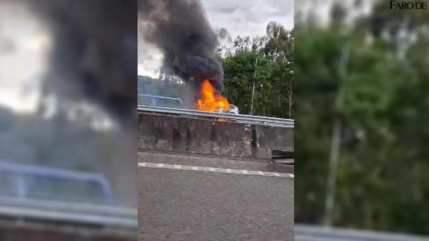 Arde un vehículo tras una salida de vía en la AP-9 en Vigo