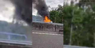 Arde un vehículo tras una salida de vía en la AP-9 en Vigo