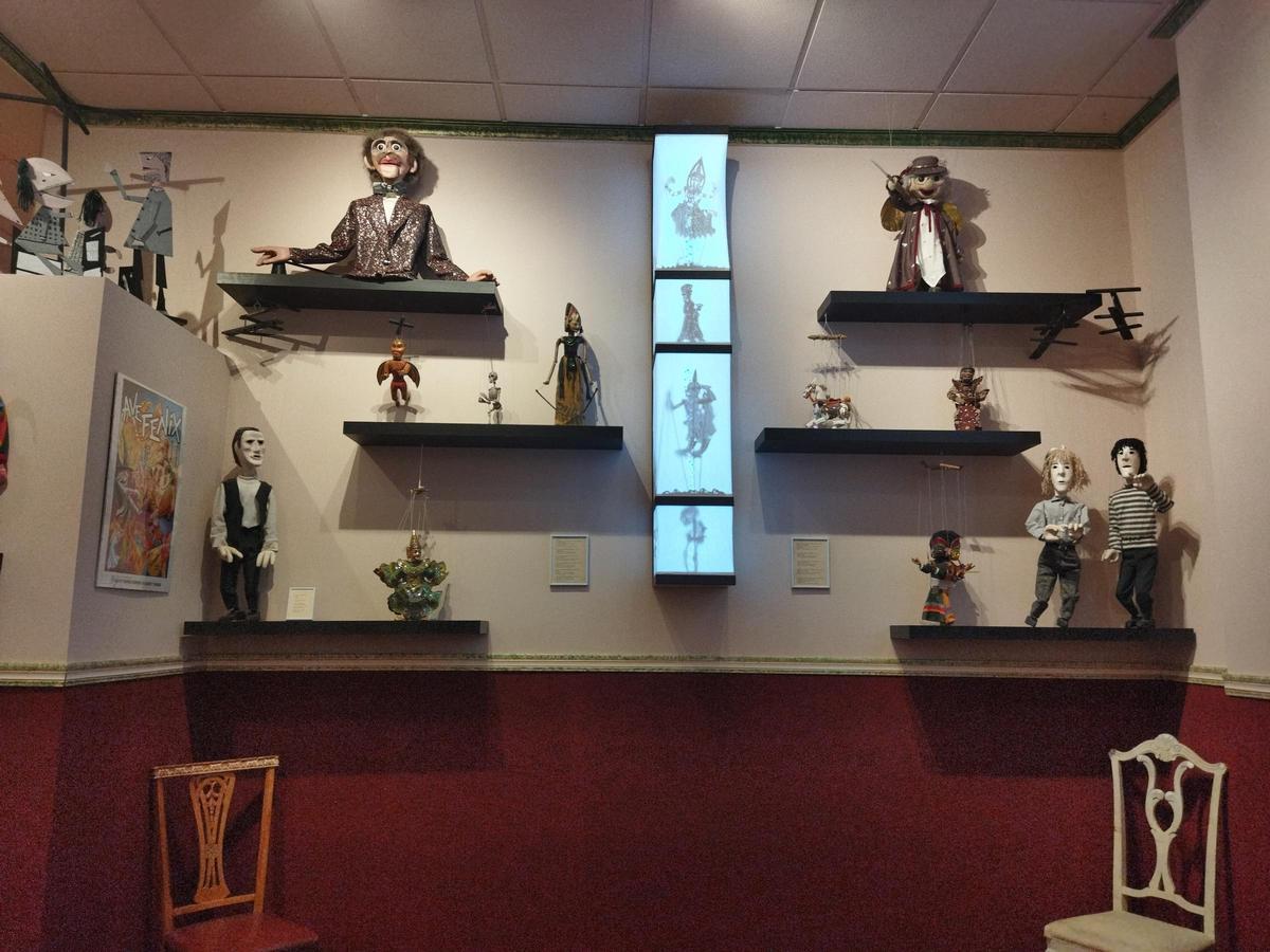 Exposición de títeres en la Sala La Carreta de Elche.
