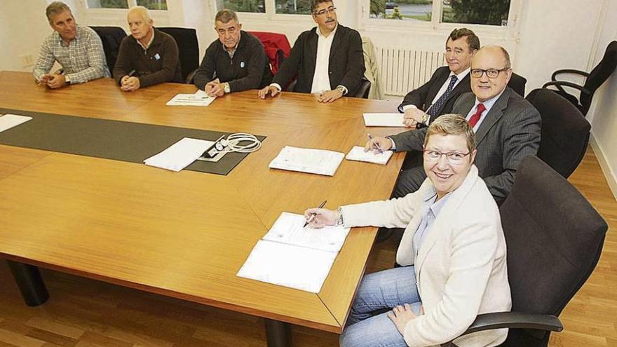 De izquierda a derecha: José Manuel Saavedra, Juan José Blanco, Andrés García, Alberto Castro, Juan Carlos Maneiro, Andrés Hermida y Rosa Quintana, durante la reunión de ayer en Santiago. // Xoán Álvarez