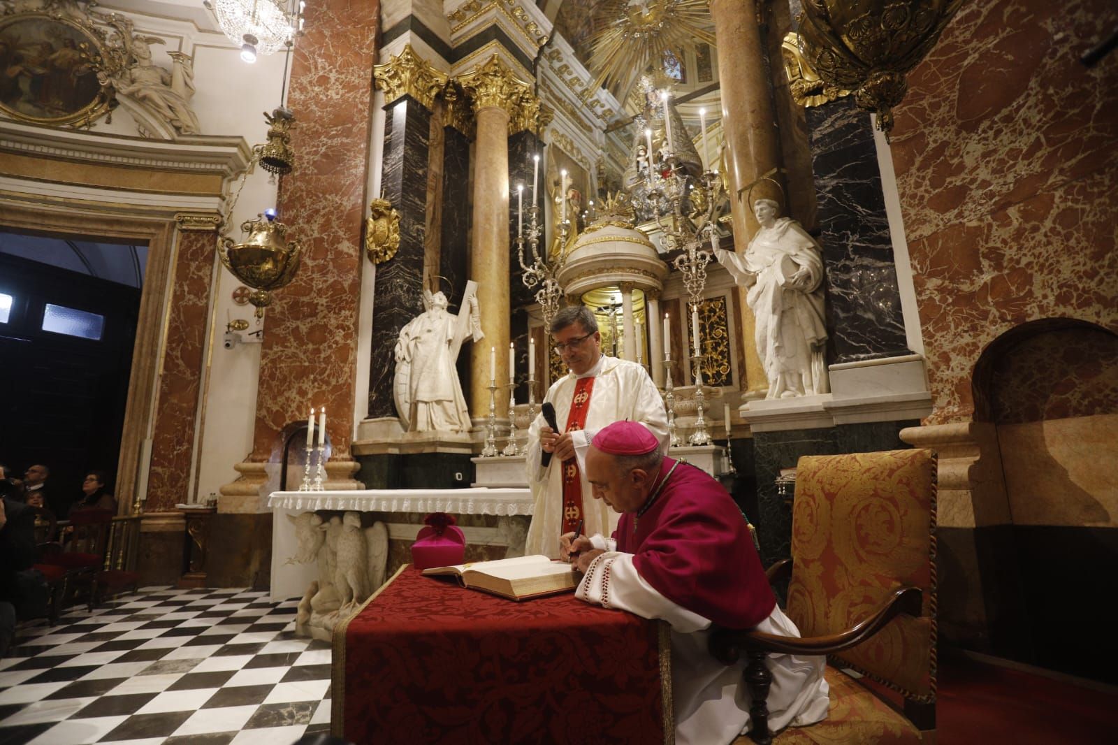 El nuevo arzobispo de València toma posesión en la catedral